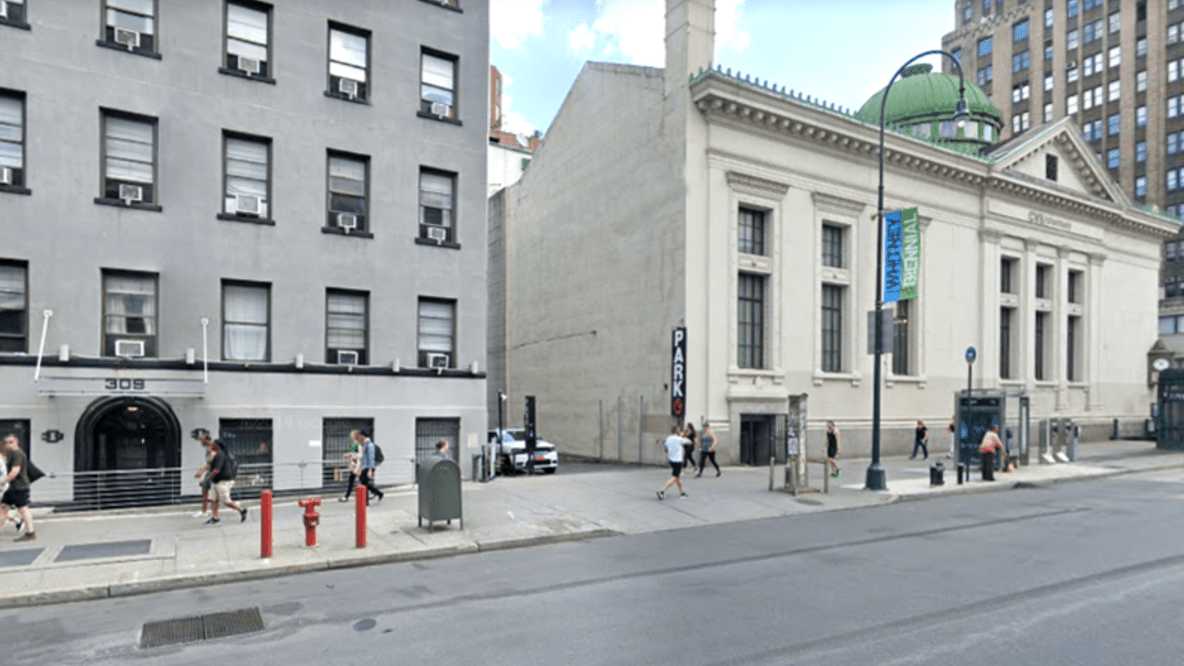 Book Hourly Parking in 309 W 14th St - 14th and 8th Avenue