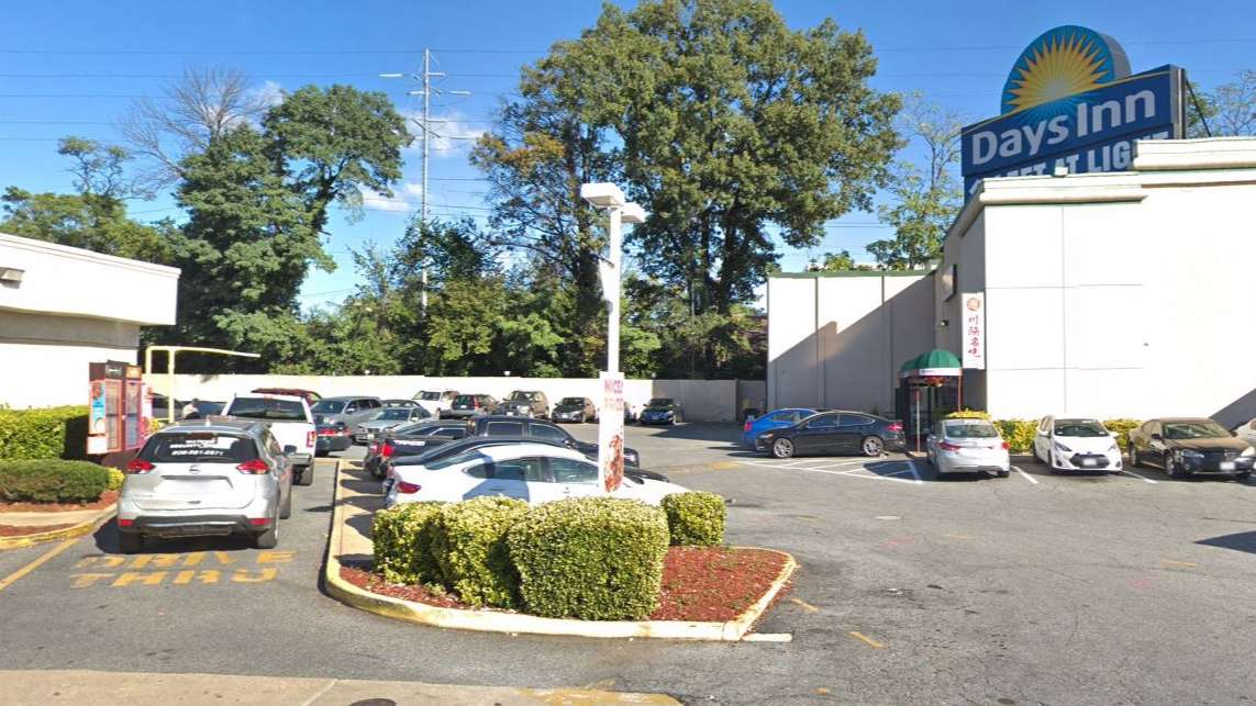 Reserve Days Inn Washington DCA Airport Parking