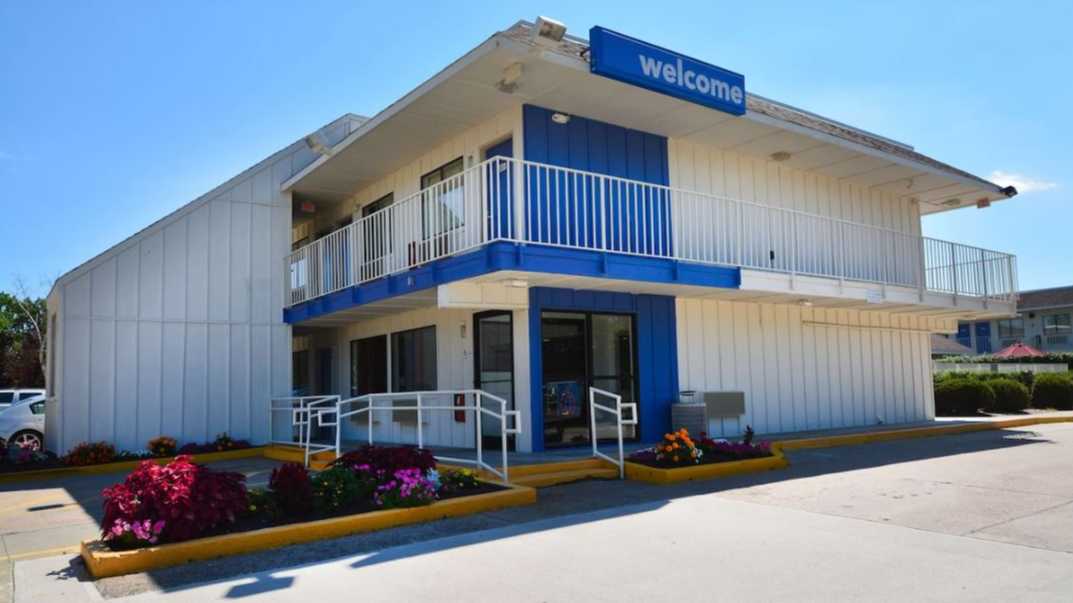 Reserve Motel 6 Windsor Locks BDL Airport Parking
