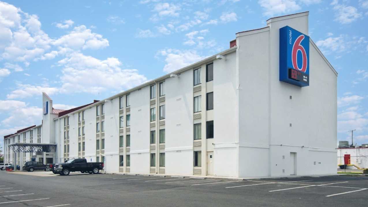Reserve Motel 6 Springfield DCA Airport Parking