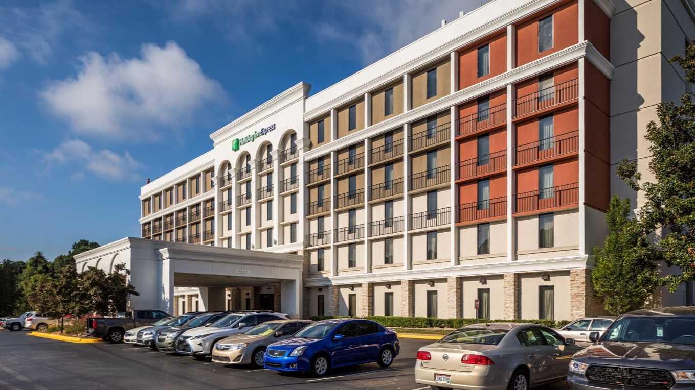 Holiday Inn Express ATL Airport Parking