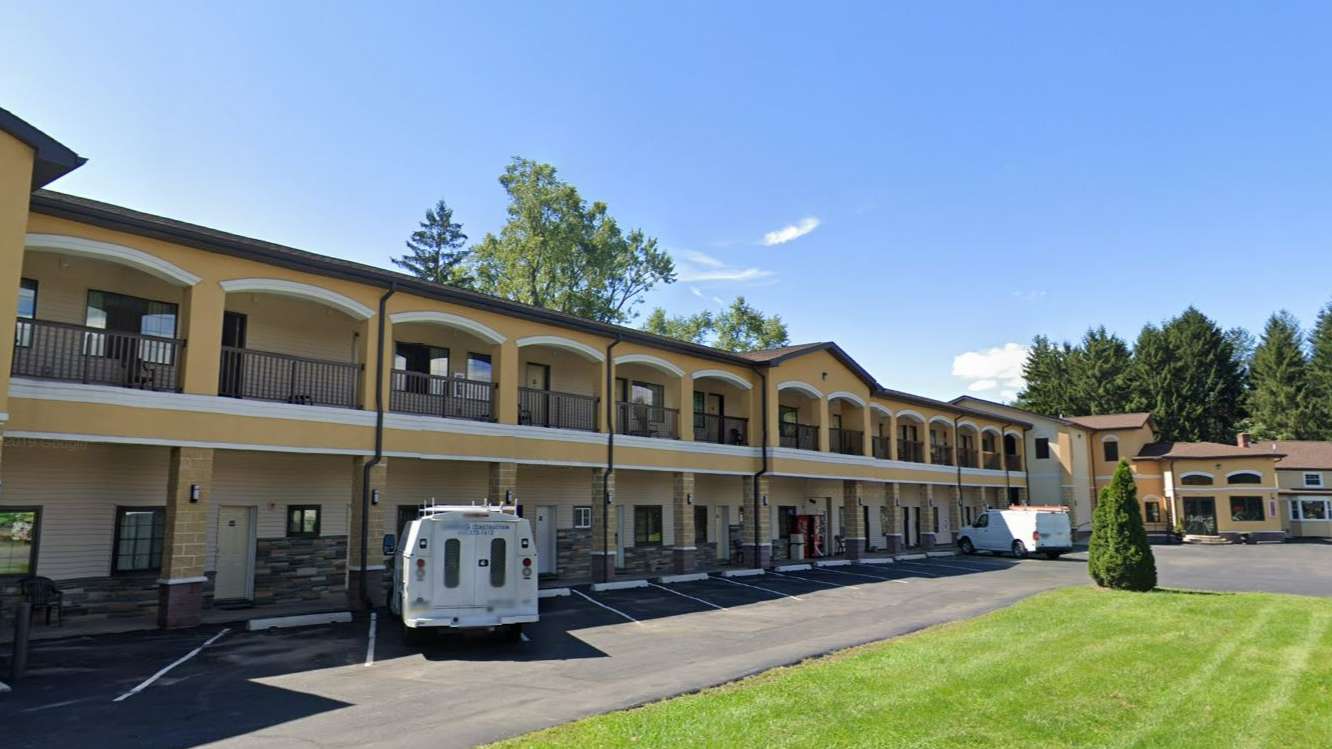 Reserve 2295 Creek Rd Parking Book and Save