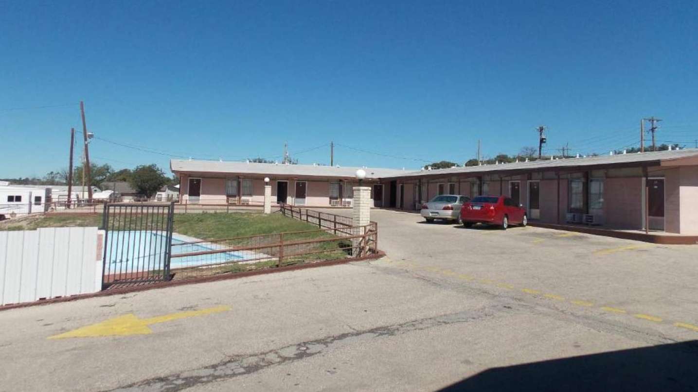 Reserve Holiday Host Motel 127 TX 467 Loop Garage | Book and Save | Way.com