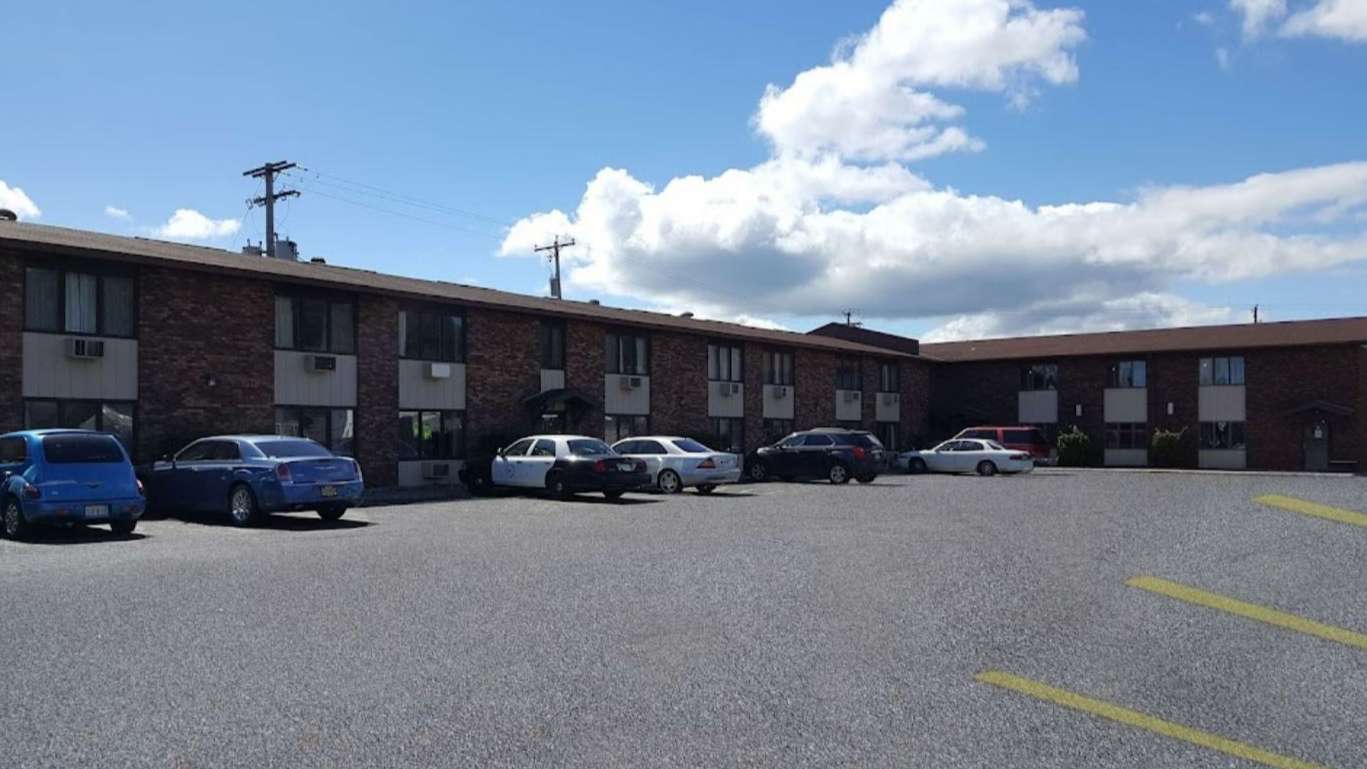 Reserve Country Hearth Inn Iron Mountain1518 S Stephenson Ave Garage