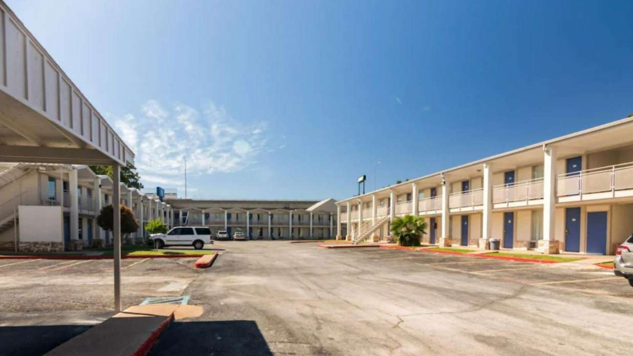 Reserve Delux Inn1212 Broad St Garage Book and Save