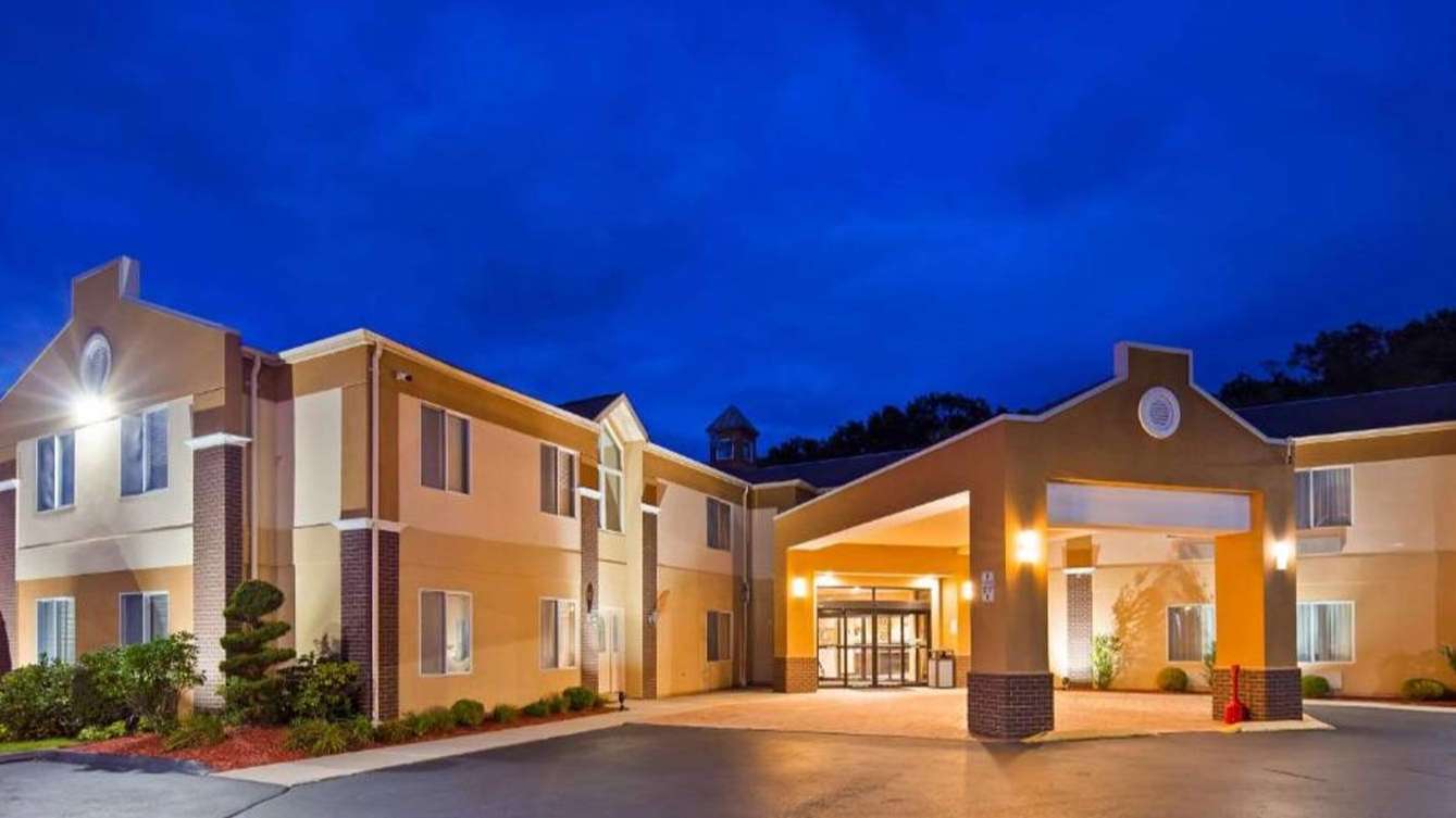 Best Western Plus 2253 Berlin Turnpike Garage Way