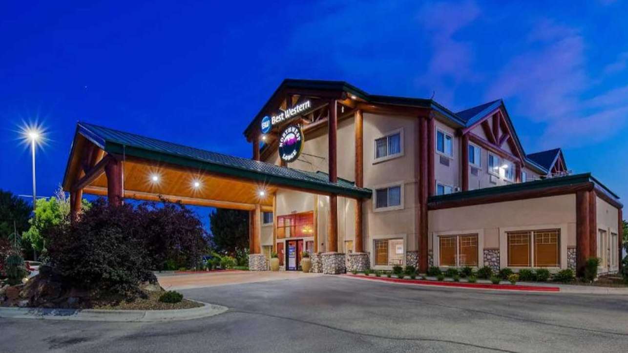 Best Western 6989 S Federal Way Garage Way