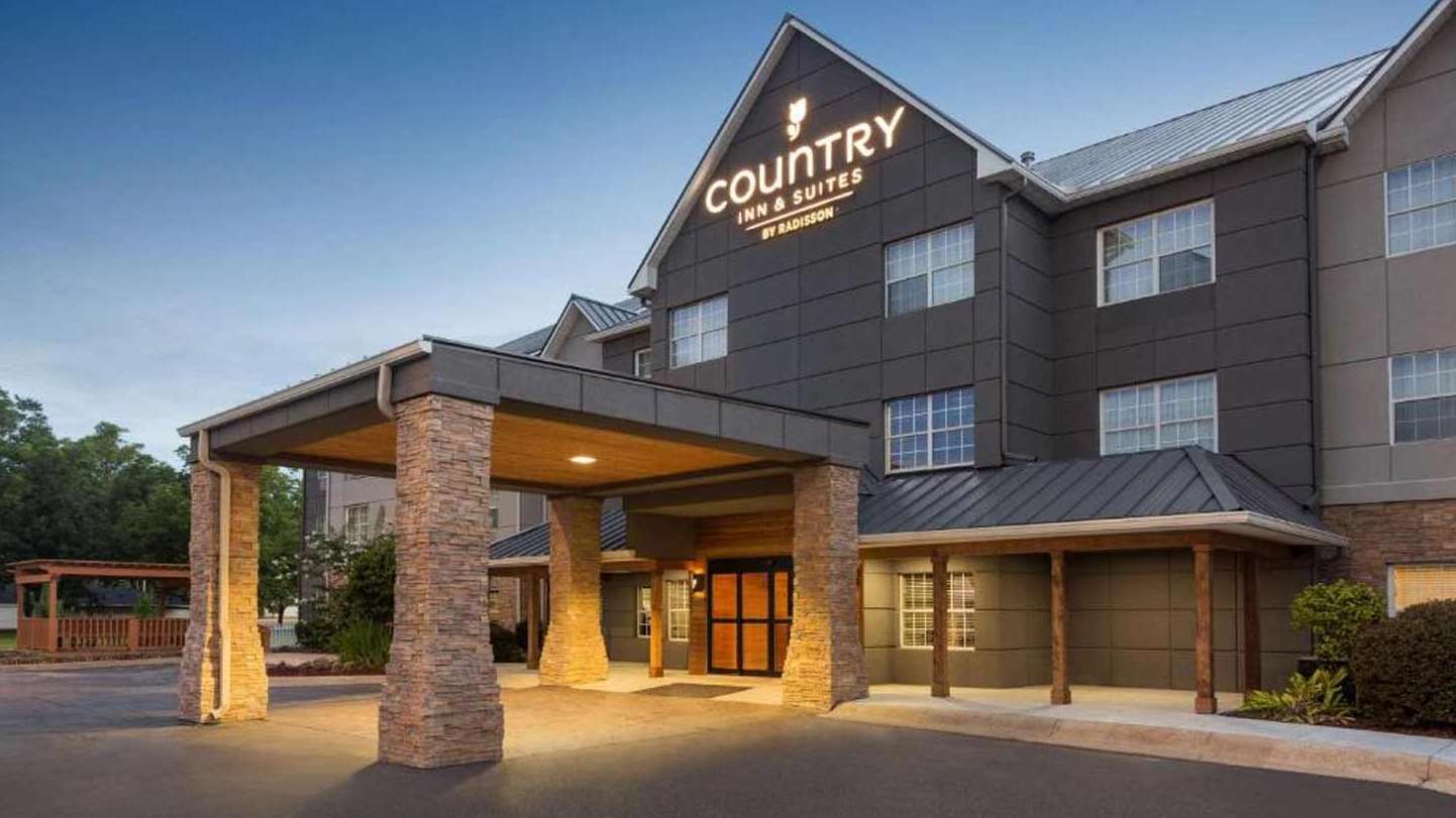 Country Inn and Suites 3051 White Boulevard Garage Way