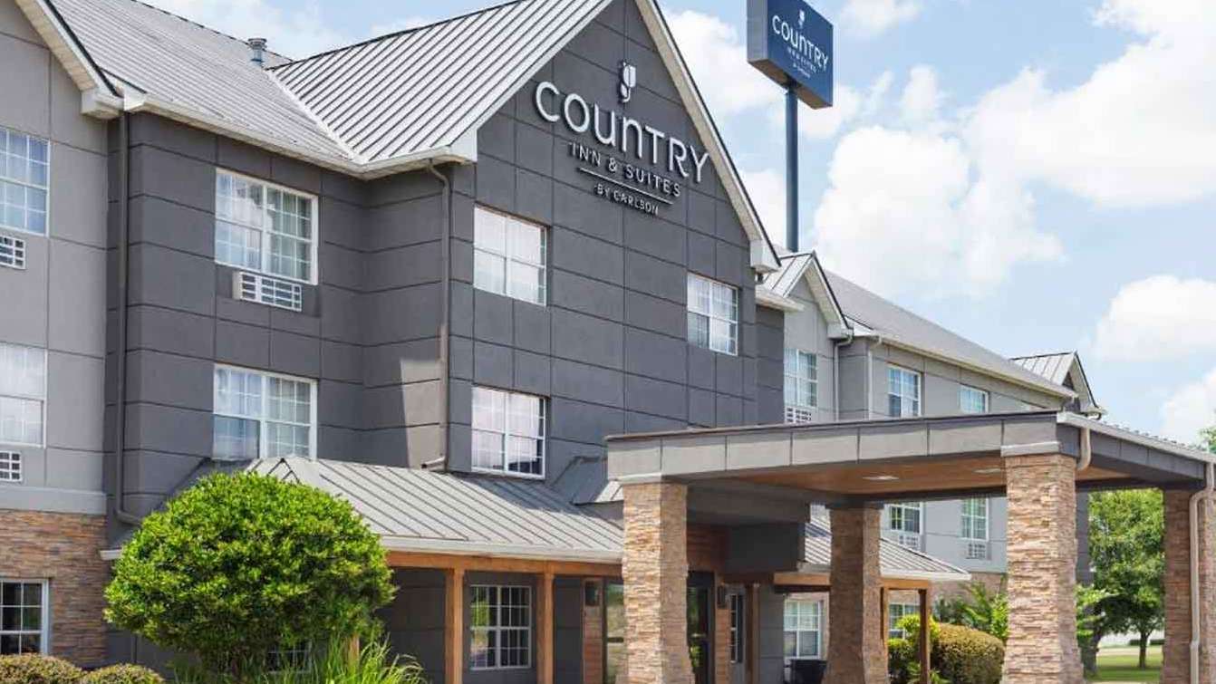 Country Inn and Suites 3051 White Boulevard Garage Way