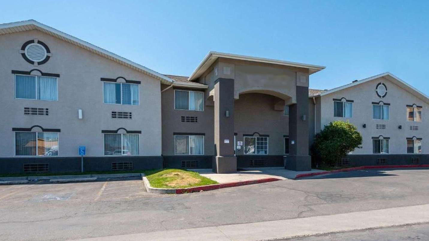 Days Inn 7251 S Cottonwood St Garage Way