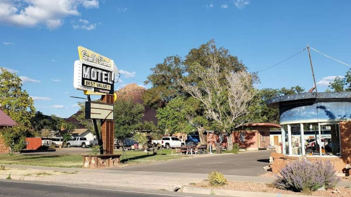 SunNSand Motels 347 S 100E Escalante Dr Parking Way
