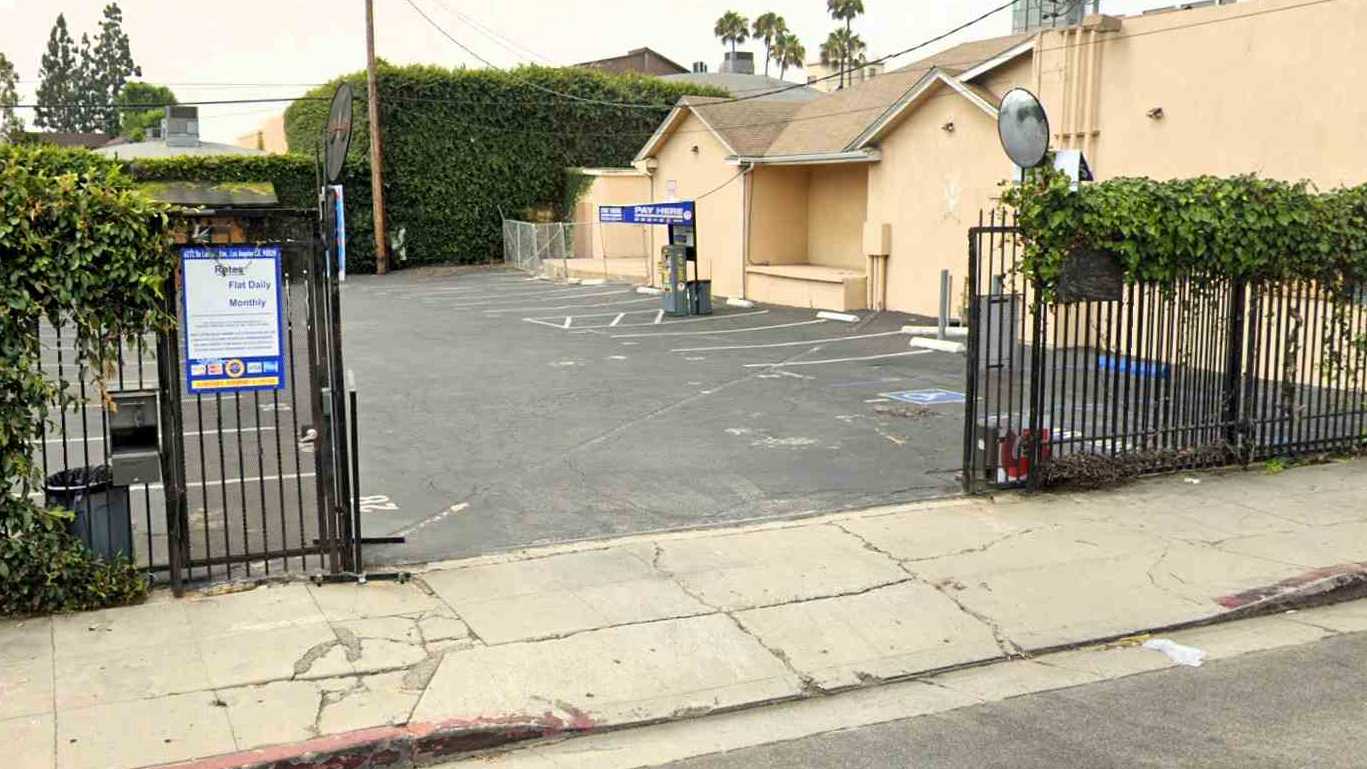 Book Hourly Parking in 6272 De Longpre Ave Parking
