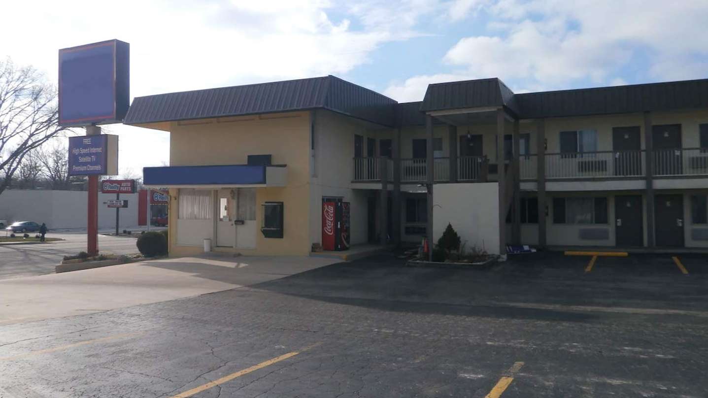 Knights Inn 3020 E Main St Garage Way