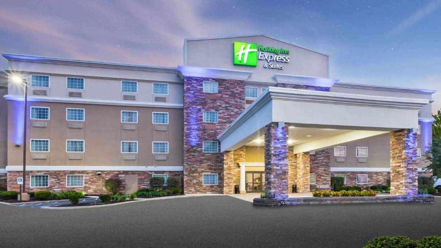 Holiday Inn Express & Suites 15131 Thatcher Ln Garage Way