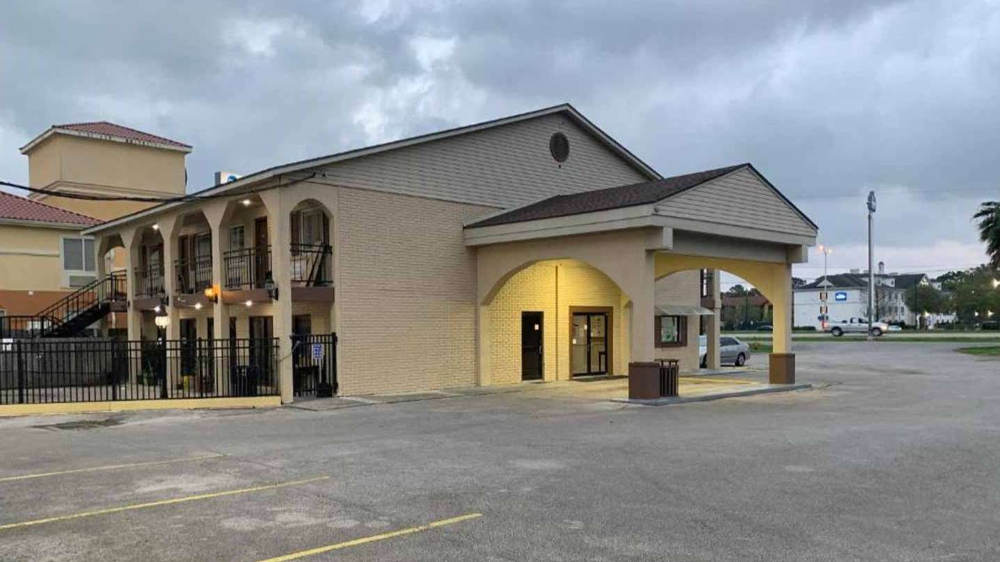 Super 7 2111 NW Evangeline Thruway Garage Way