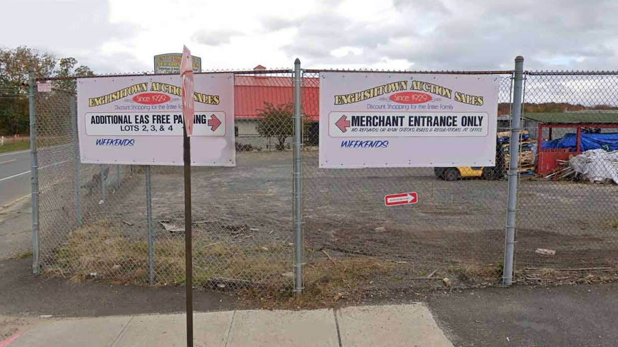 Englishtown parking and food court 79 Wilson Ave Garage Way