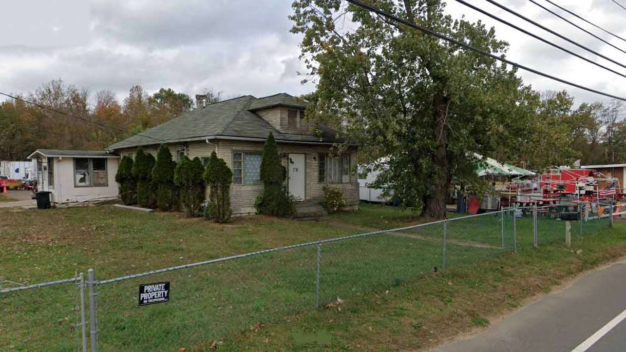 Englishtown parking and food court 79 Wilson Ave Garage Way