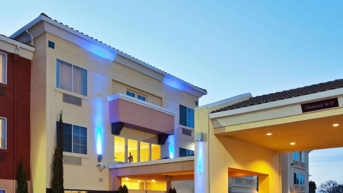 Reserve Holiday Inn Express Parking 1175 University Ave Parking Way