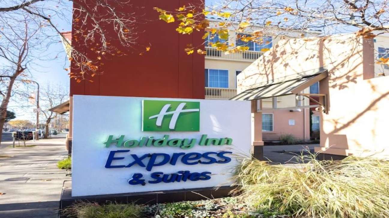 Reserve Holiday Inn Express Parking 1175 University Ave Parking Way