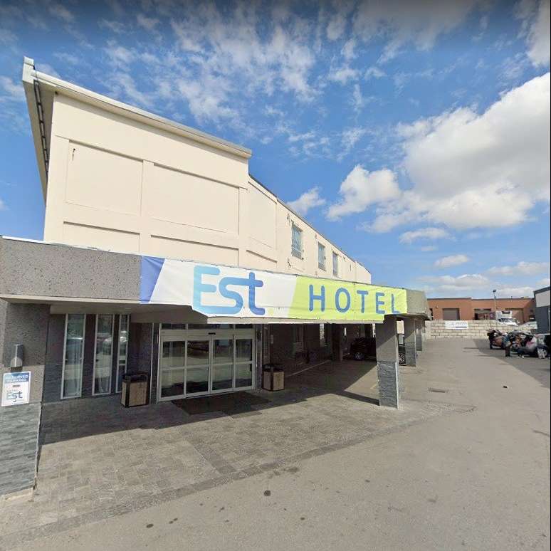 EST Hotel YYZ Airport Parking Way