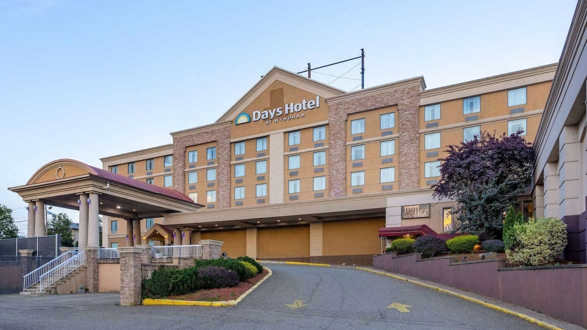 Reserve Days Hotel north Baten EWR Airport Parking