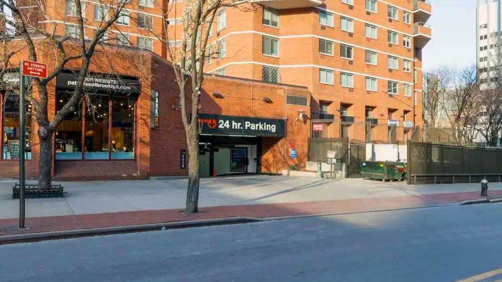 Book Hourly Parking in 301 E 26th St.-West Plaza Garage 26