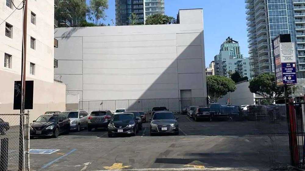 Book Hourly Parking in 820 S Grand Ave Parking