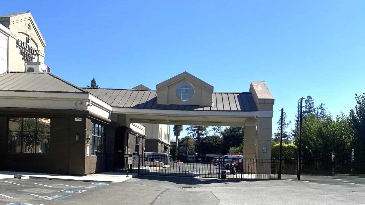 Reserve Country Inn & Suites by Radisson SJC Airport Parking