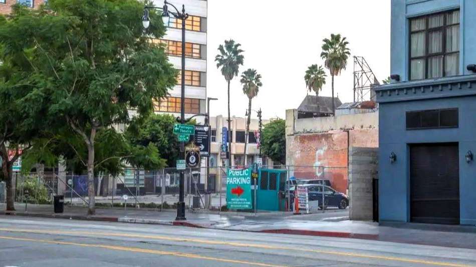 Book Hourly Parking in 1721 Vine St (6301 Hollywood Blvd).  Valet Parking