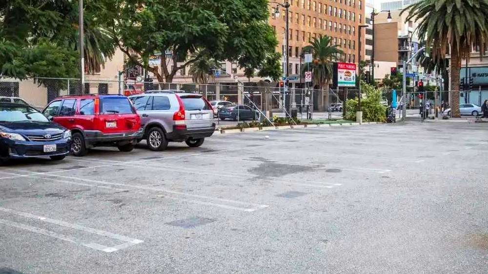 Book Hourly Parking in 1721 Vine St (6301 Hollywood Blvd).  Valet Parking