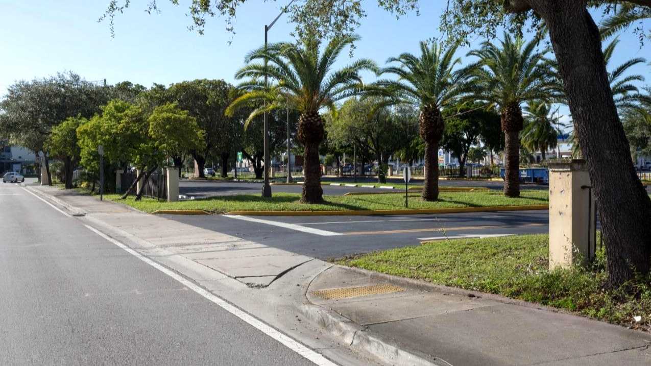 Book Hourly Parking in Doubletree Miami Airport Parking (No Shuttle)
