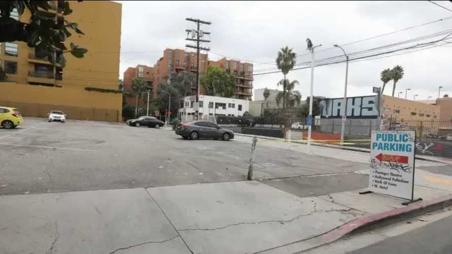 Book Hourly Parking in 6223 Selma Ave parking