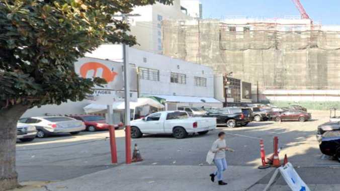 Book Hourly Parking in 6223 Selma Ave parking