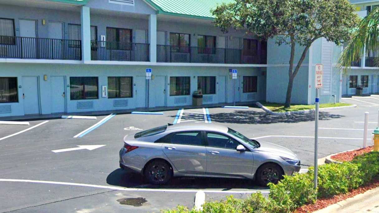 Book Hourly Parking in Beachside Hotel & Suites Port Canaveral Cruise Parking