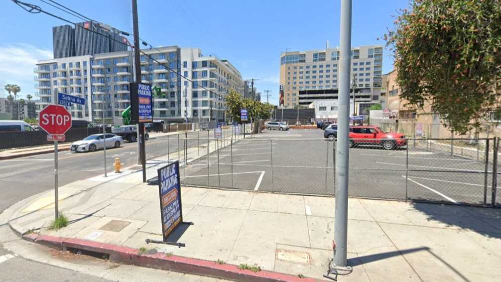 Book Hourly Parking in 6211 Selma Ave. (1604 N El Centro Ave.) - Lot