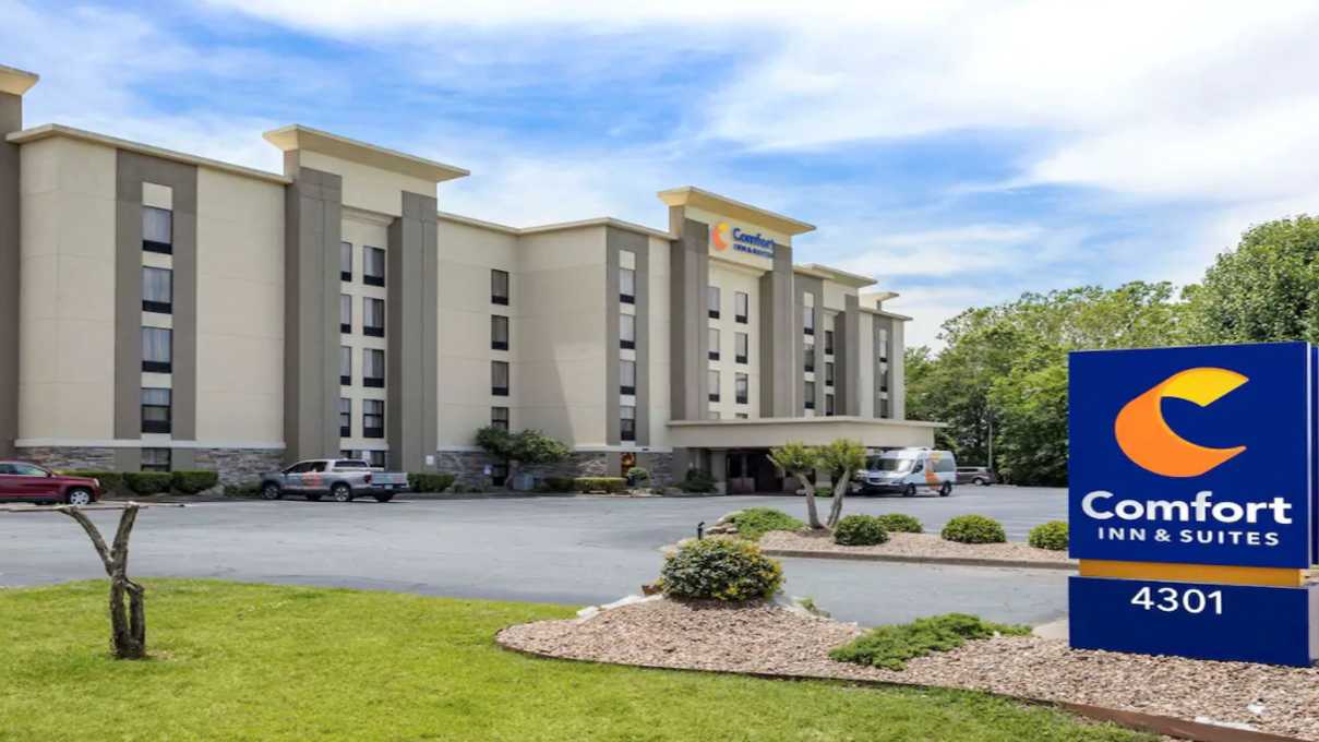 Comfort Inn And Suites Clinton National Lit Airport Parking Way