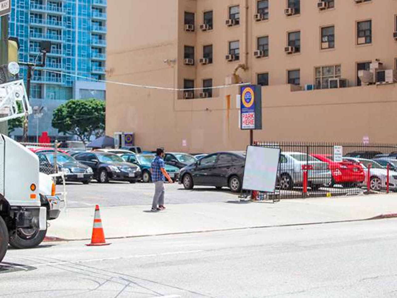 Book Hourly Parking in 820 S Grand Ave Parking
